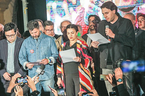 camilaemiliasv's tweet image. Vlado Mirosevic dice que la ministra de la mujer nombrada por Kast es una fanática religiosa. Lo dice el que proponía una constitución plurinacional y que llamaba a marcar casas por el apruebo.