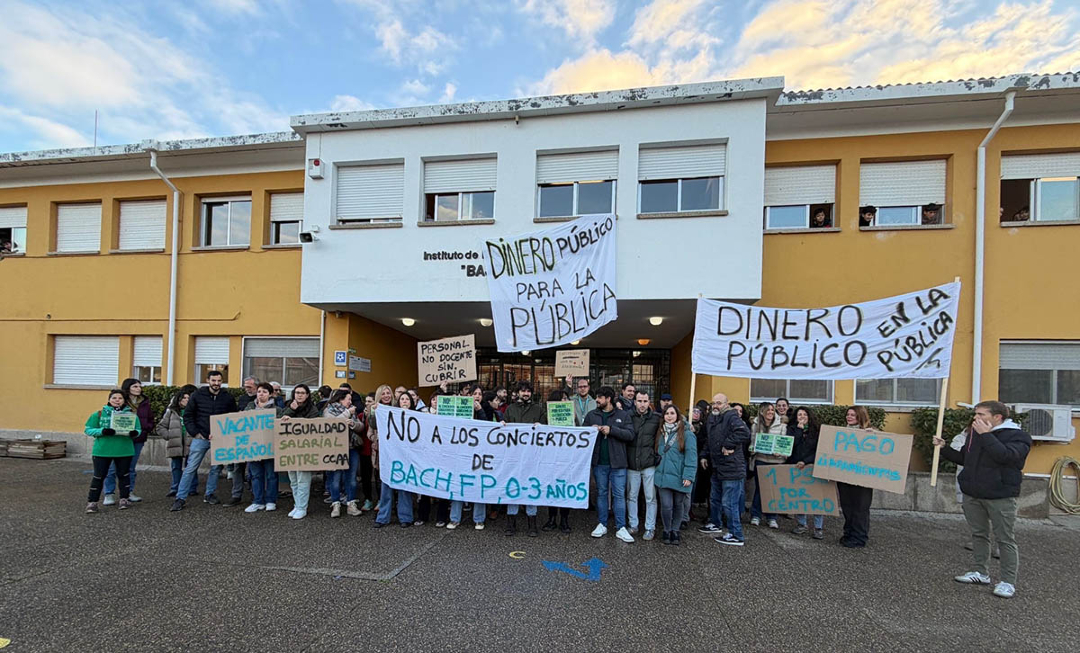 Movilización comarcal en Fraga contra el desmantelamiento de la educación pública. Un centenar de docentes, familias y alumnado se concentraron este miércoles en IES Bajo Cinca y Ramón J. Sender. Parte del profesorado se sumó también a la protesta en Uesca arainfo.org/?p=320079