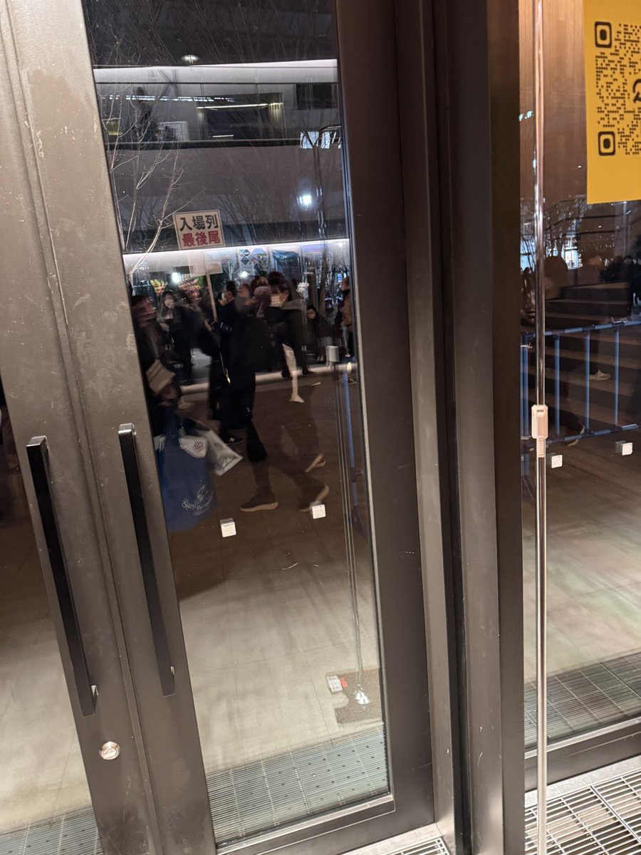 花の前に黄色QRコードある
写真右上のやつ。
わざと見切らせてる
読み込んで見ると😆