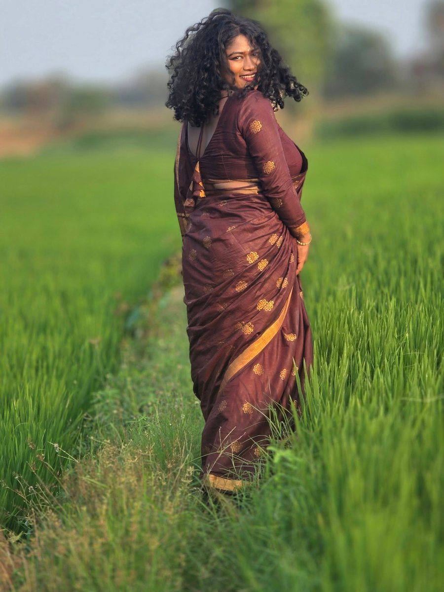 Sunitha_S95's tweet photo. Turning back only to remind myself how far I’ve come 🌾🤎
#SareeLove #GraceInEveryStep #DesiVibes #NaturalBeauty #RootedAndRising #VillageAesthetic #SoftStrength#Pongal#pongalpost https://t.co/OQYRPSe0vs