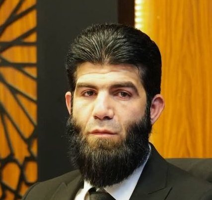 TurkSapienn's tweet image. Suriye Gençlik ve Spor Bakanı Abdülrezzak El Primati:

"Bizden önceki kâfir Esed rejimi okullardan sözde evrimi çocuklarımıza anlatıyordu. Elhamdülillah bunu kaldırdık. Biz Araplar, Allah(c.c) tarafından seçilmiş canlıların en şerefli mahlukuz. Peygamber bizden çıktı. Nasıl bir…