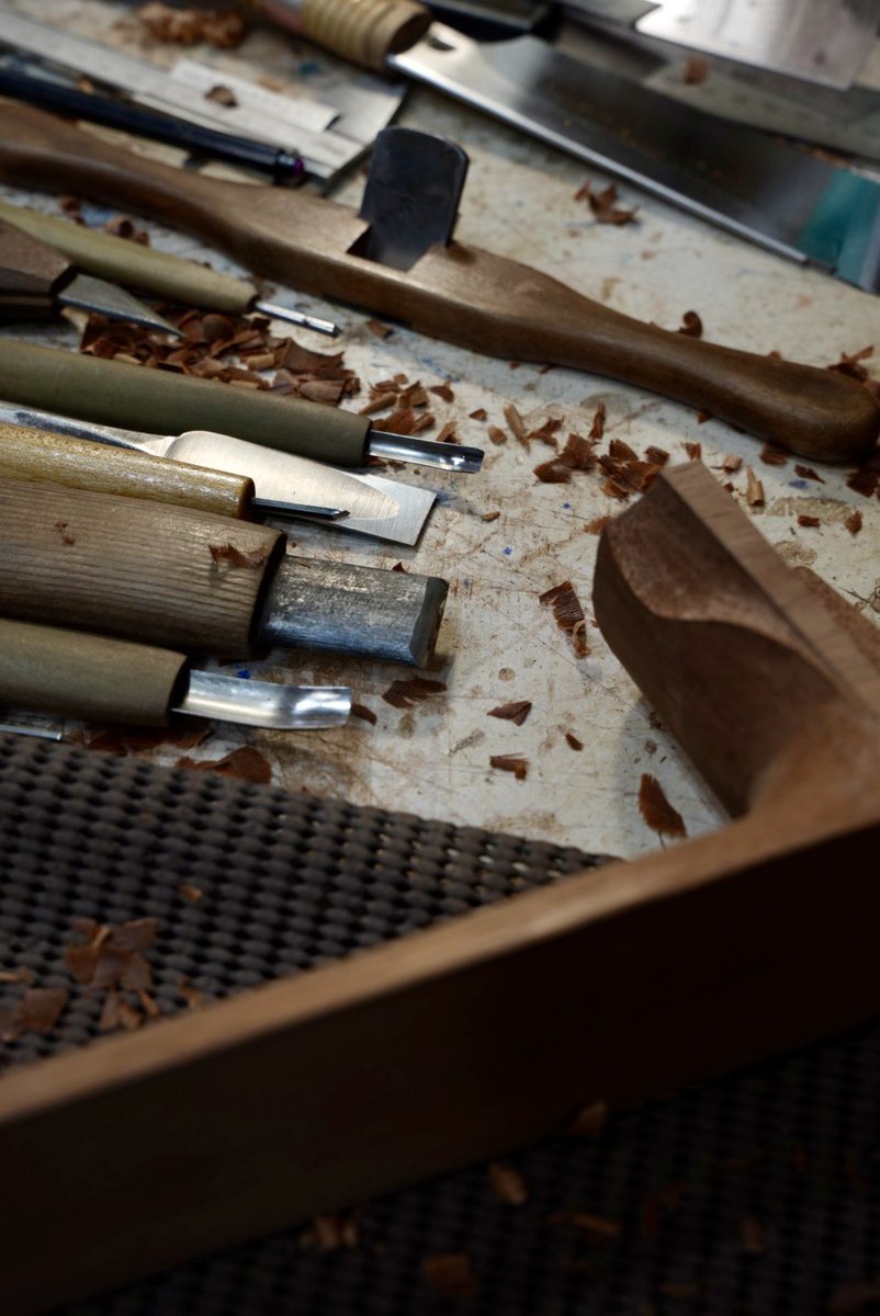 LeafInstruments's tweet image. ヒールを無心で削っている時はかなり好きな時間です。
Leaf Instruments特有の抉れたヒール形状は、実は型やテンプレートは用意していません。
いつもやっているので同じ形に削れますし、その方がより美しい形へと頭で考えて収束していくからです。