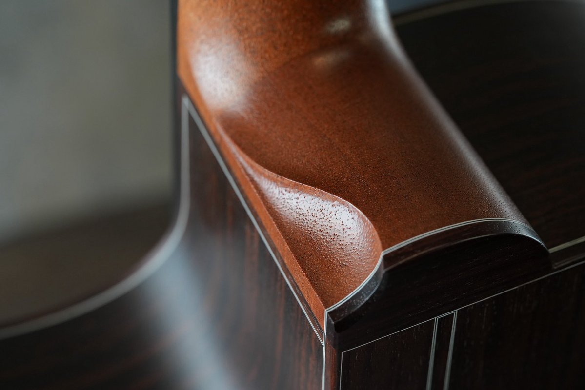 LeafInstruments's tweet image. ヒールを無心で削っている時はかなり好きな時間です。
Leaf Instruments特有の抉れたヒール形状は、実は型やテンプレートは用意していません。
いつもやっているので同じ形に削れますし、その方がより美しい形へと頭で考えて収束していくからです。