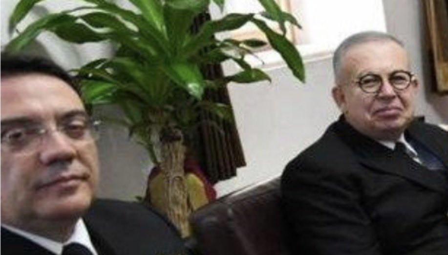 Yaycı, senin neyin eksik? Ne milletvekili yaptılar, ne bir makam verdiler! Yazık değil mi sana? 

Halbuki nasıl paraladın kendini! Bak, “yankı bağcıoğlu” bile nerelerde! Teymen çelebi ihanette senin eline su dökemez, o bile nasıl semirdi! 

Sen, anca ekran maymunu olarak, dış