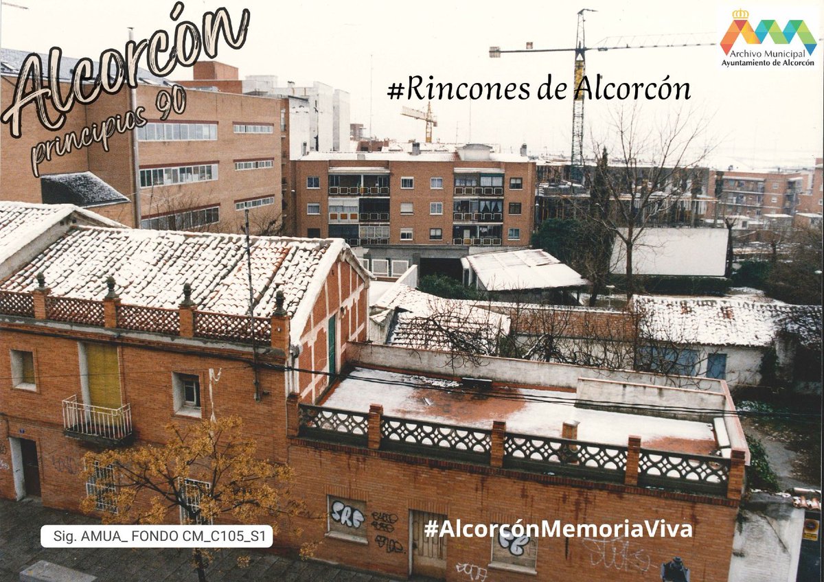 Continuamos la localización de distintos #RinconesdeAlcorcón. Hoy se trata de una fotografía de principios de los años 90 que nos muestra las Calles Cid y la Iglesia antes de la construcción del edificio nuevo del Ayuntamiento. Día frío como hoy.🥶
#AlcorcónMemoriaViva