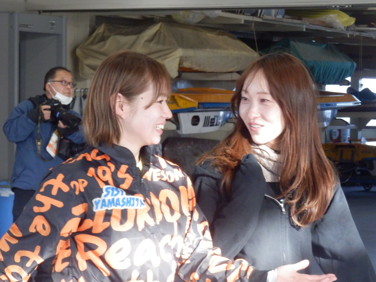 【#ボートレース江戸川 ・G3 #オールレディース 江戸川女王決定戦ＫＩＲＩＮＣＵＰ】
☆前検日のピット風景１☆
左＝カメラを向けたらピースサインをしてくれた阿部未侑選手（写真左）と、中曽瑠華選手（同右）の東京支部若手コンビ。