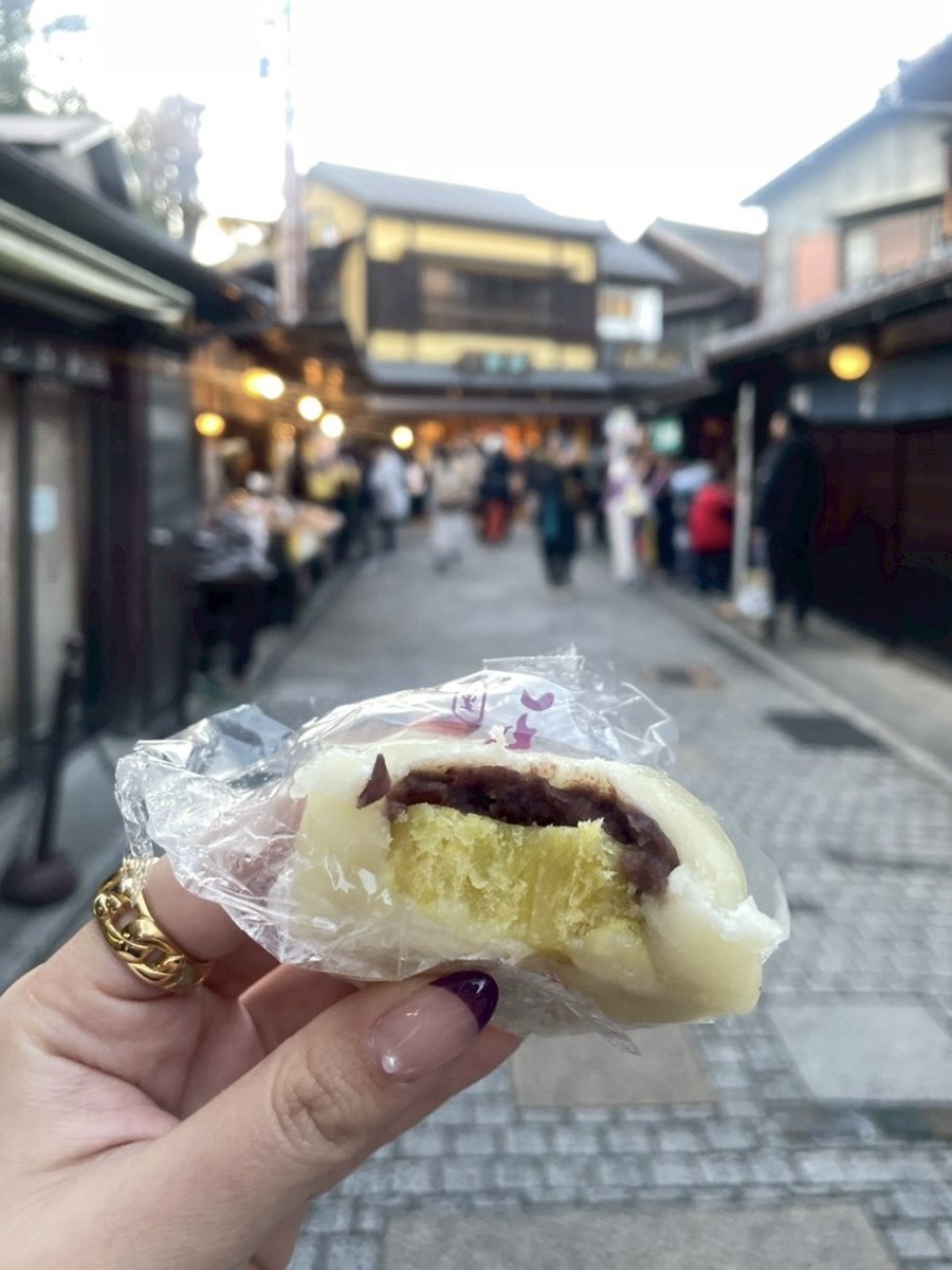 川越の #いも恋 って知ってる？？🍠

 #さつまいも ×つぶ餡🫘
をもち粉の生地でやさしく包んだ名物まんじゅう🤍

✔︎ 1個から買える
✔︎ 食べ歩きにもぴったり
✔︎ ほくほくで驚きのおいしさ！
海外の方もおいしそうに食べててほっこりしました✨

川越行ったらつい買っちゃう人
コメントで教えて🙋‍♀️
