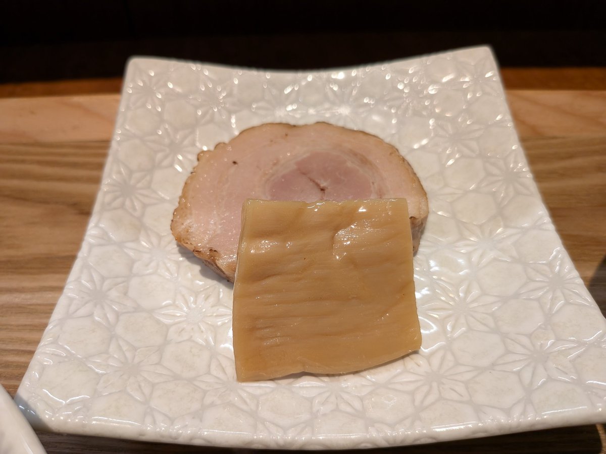 yusyuzu's tweet photo. #手打式特級多加水御影麺鏑矢 @さいたま市(桜区)
御影つけめん(中)+カレーつけ汁変更

御影石の様な色合いの極太麺は極上の張り、弾力、食感、風味をそのまま、藻塩と青海苔で😍極滑らかでキメ細やか、ふんわり軽やかな質感が堪らないカレー香る甘いつけ汁でも堪能😍チャーシュー、メンマも隙ナシ🤩✨ https://t.co/ZaOrSuA91z