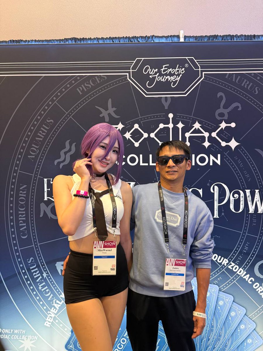 junjunyishi's tweet photo. AVN show!
Purple hair girl is a super famous twitch influencer. @AVNMediaNetwork @AVN @VirginHotelsLV https://t.co/8fFi9uVzCB