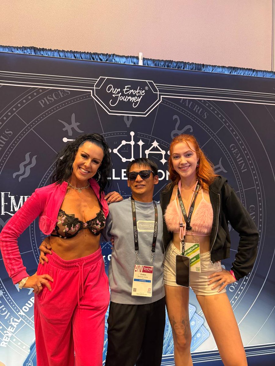 junjunyishi's tweet photo. AVN show!
Purple hair girl is a super famous twitch influencer. @AVNMediaNetwork @AVN @VirginHotelsLV https://t.co/8fFi9uVzCB