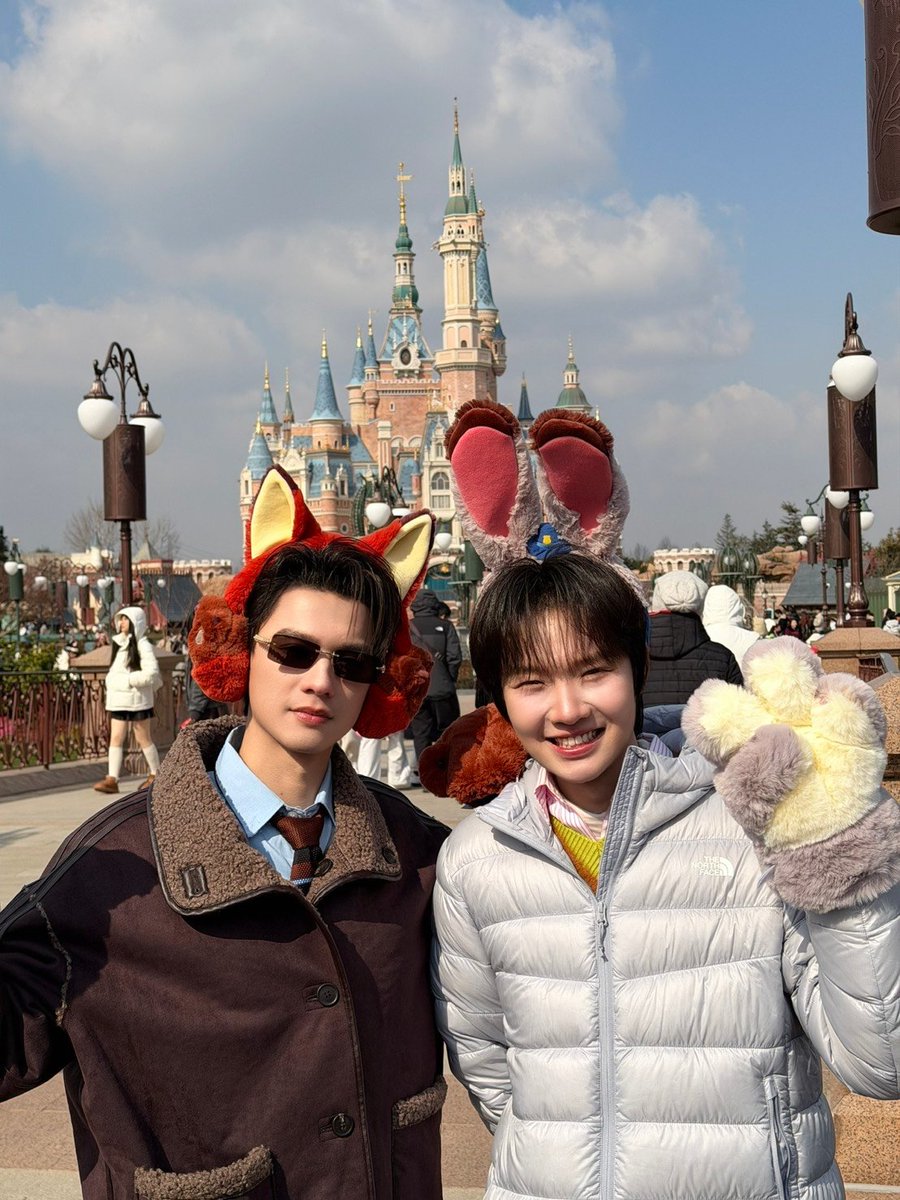 DomundiTV's tweet image. จบลงไปแล้วสำหรับ Plantnery X Keng Namping Shanghai Disneyland

ขอขอบคุณ @plantnery_th ที่ให้เกียรติ “เก่ง” @harit_keng และ “น้ำปิง” @nampingnapat ได้มาร่วมทริปสุดพิเศษในครั้งนี้นะคะ 🥰

ขอขอบคุณแฟน ๆ ที่มาร่วมทริปนี้ไปด้วยกัน รวมถึงแฟน ๆ ที่ส่งกำลังใจมาให้ทั้งสองคนด้วยนะคะ 🫶🏻✨️…