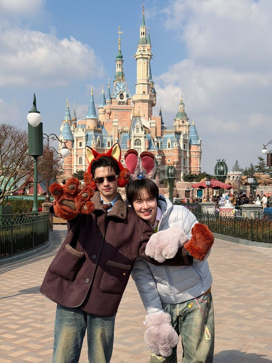DomundiTV's tweet image. จบลงไปแล้วสำหรับ Plantnery X Keng Namping Shanghai Disneyland

ขอขอบคุณ @plantnery_th ที่ให้เกียรติ “เก่ง” @harit_keng และ “น้ำปิง” @nampingnapat ได้มาร่วมทริปสุดพิเศษในครั้งนี้นะคะ 🥰

ขอขอบคุณแฟน ๆ ที่มาร่วมทริปนี้ไปด้วยกัน รวมถึงแฟน ๆ ที่ส่งกำลังใจมาให้ทั้งสองคนด้วยนะคะ 🫶🏻✨️…
