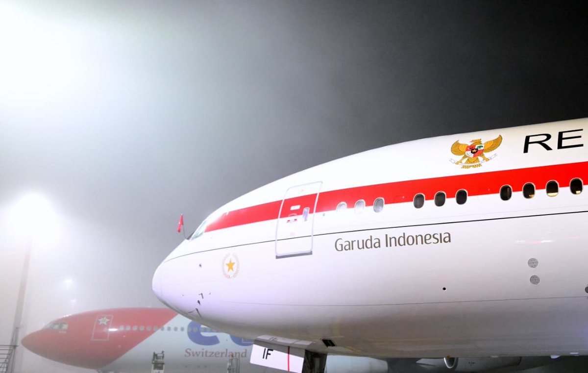 KemensetnegRI's tweet image. Di WEF Davos, Presiden Akan Sampaikan "Prabowonomics" dan Hasil Konkret 1 Tahun

Presiden RI Prabowo Subianto tiba di Bandar Udara Internasional Zurich, Swis, Rabu (21/01/2026), sekitar pukul 17.55 waktu setempat, untuk memulai rangkaian agenda penting dalam kunjungan kerjanya di…