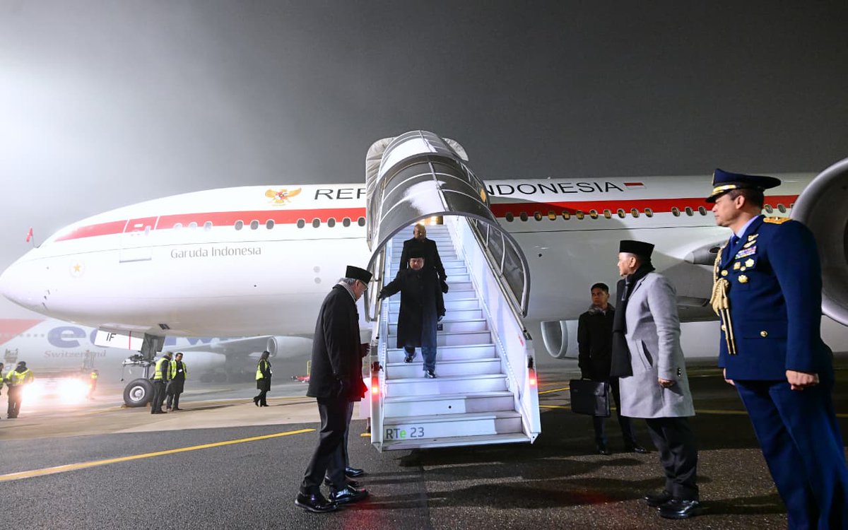 KemensetnegRI's tweet image. Di WEF Davos, Presiden Akan Sampaikan "Prabowonomics" dan Hasil Konkret 1 Tahun

Presiden RI Prabowo Subianto tiba di Bandar Udara Internasional Zurich, Swis, Rabu (21/01/2026), sekitar pukul 17.55 waktu setempat, untuk memulai rangkaian agenda penting dalam kunjungan kerjanya di…