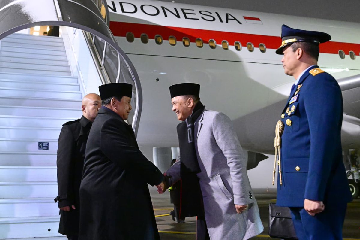 KemensetnegRI's tweet image. Di WEF Davos, Presiden Akan Sampaikan "Prabowonomics" dan Hasil Konkret 1 Tahun

Presiden RI Prabowo Subianto tiba di Bandar Udara Internasional Zurich, Swis, Rabu (21/01/2026), sekitar pukul 17.55 waktu setempat, untuk memulai rangkaian agenda penting dalam kunjungan kerjanya di…
