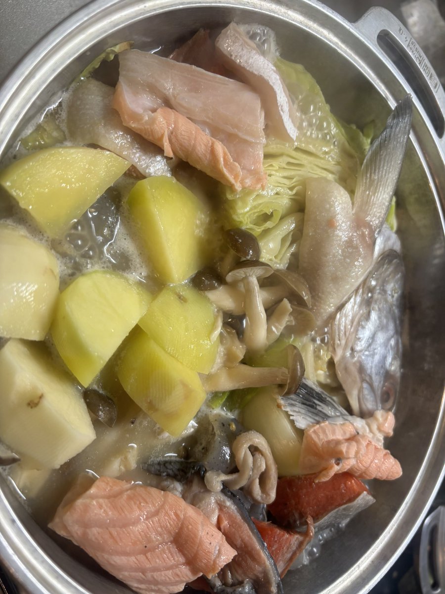 commandgundam's tweet image. 今日は石狩鍋
色んな方にアドバイス頂き、ぎゅうぎゅう詰めです🥰
あとマトダイ