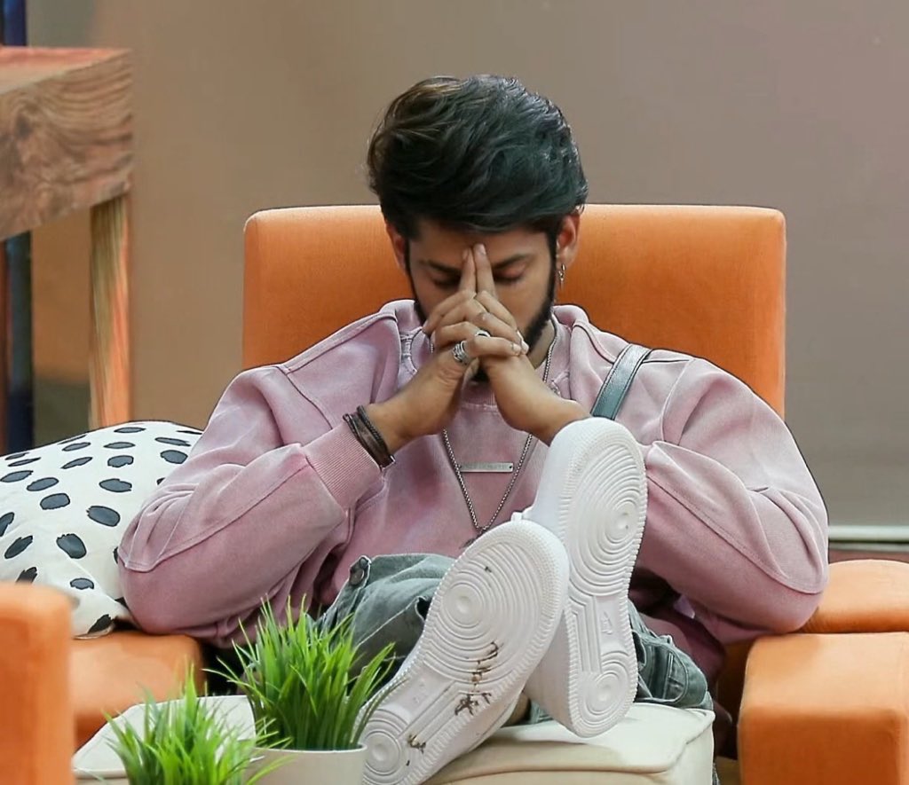 jenny__verse's tweet image. - #BaseerAli went into #BB19  without PR 
so what makes you think he needs it now? 😹
Karma exists, and #FarrhanaBhatt with her PR team is facing it.
Do bad to others, and it will come back to you. 🔥
#BaseerSquad