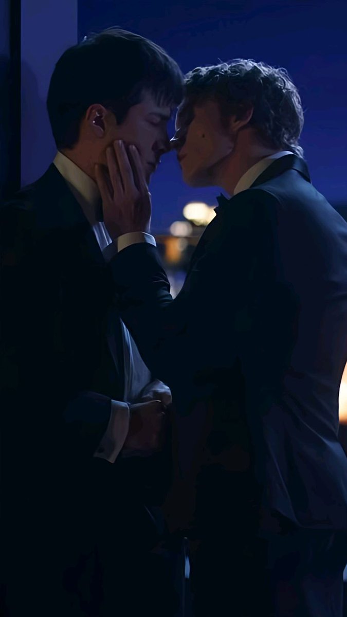 «« I I follow 
I follow you 
Deep see baby
I follow you 
I I follow 
I follow you 
Dark room honey 
I follow you »»