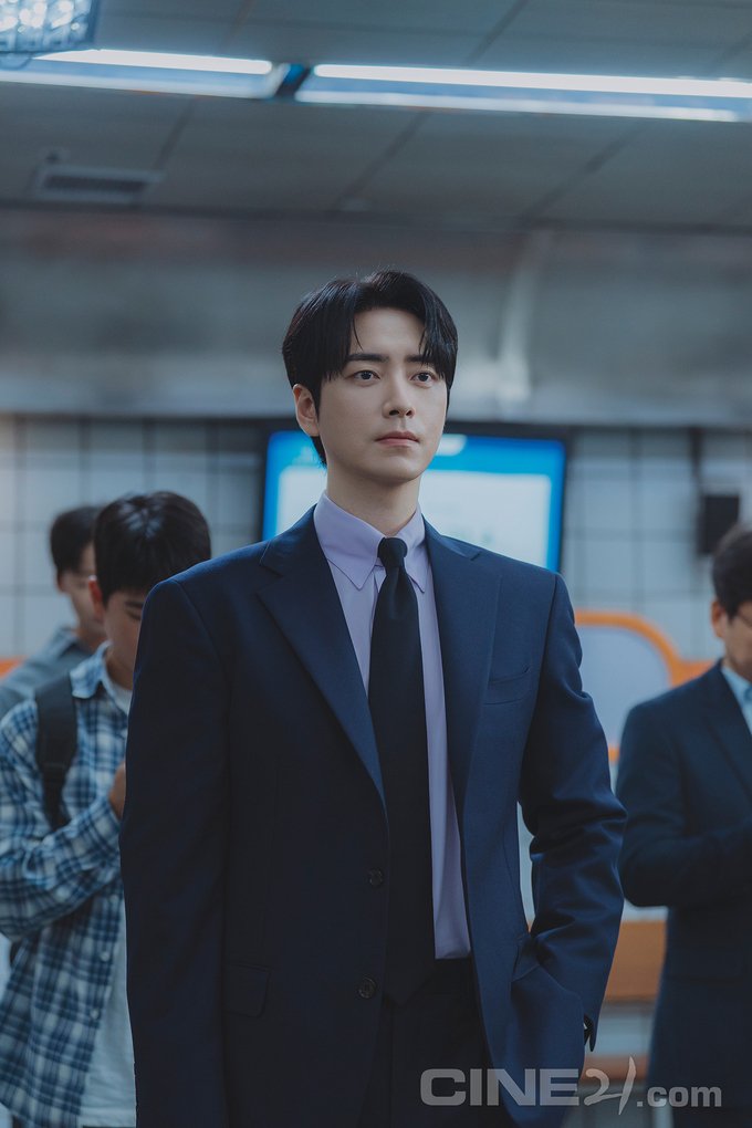 cine21_editor's tweet image. 열심히 살아가는 이를 향한 헌사
&amp;lt;로또 1등도 출근합니다&amp;gt; 윤영빈 감독

"사회적 책무로 인해 자신을 잃었던 은태(이준혁)가 복권 당첨이라는 행운을 거머진 뒤 본래의 여유와 리듬을 회복하는 과정이 담겼다.”

cine21.com/news/view/?mag…