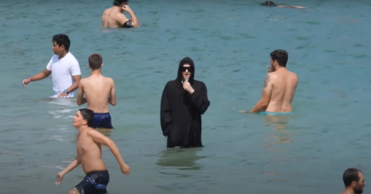 작년에 Twice 채영이 모 유튜브에서 소개한  Louis Cole의 <Let It Happen>을 몇 달째 듣고 있다. 개인적으로 자주 찾아듣는 아이돌이 라방이나 유튜브 같은데서 어떤 음악을 언급하면 꼭 찾아보는데 약간 고인물 리스너에 분류된 나같은 사람에게는 너무나 좋은 추천 경로라서. 일단 K팝 아이돌이라는