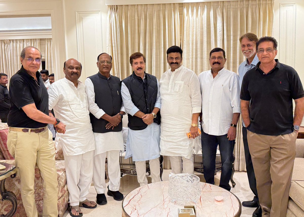 MDhananjaySingh's tweet image. लखनऊ आवास पर लोकसभा के साथी रहे व वर्तमान तेलंगाना के विधान परिषद अध्यक्ष श्री गुथा सुकेंद्र रेड्डी जी परिवार सहित व श्री सी. अय्यन्न पतरुदु जी ( सभापति, आंध्र प्रदेश ) एवं श्री रघुराम कृष्णम राजू जी ( उपसभापति, आंध्र प्रदेश ) से शिष्टाचार भेंट हुई।

आप सभी का आत्मीयता व स्नेह के…