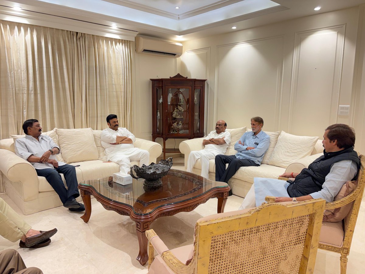 MDhananjaySingh's tweet image. लखनऊ आवास पर लोकसभा के साथी रहे व वर्तमान तेलंगाना के विधान परिषद अध्यक्ष श्री गुथा सुकेंद्र रेड्डी जी परिवार सहित व श्री सी. अय्यन्न पतरुदु जी ( सभापति, आंध्र प्रदेश ) एवं श्री रघुराम कृष्णम राजू जी ( उपसभापति, आंध्र प्रदेश ) से शिष्टाचार भेंट हुई।

आप सभी का आत्मीयता व स्नेह के…