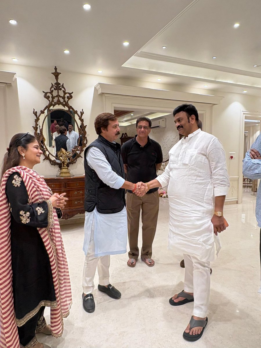 MDhananjaySingh's tweet image. लखनऊ आवास पर लोकसभा के साथी रहे व वर्तमान तेलंगाना के विधान परिषद अध्यक्ष श्री गुथा सुकेंद्र रेड्डी जी परिवार सहित व श्री सी. अय्यन्न पतरुदु जी ( सभापति, आंध्र प्रदेश ) एवं श्री रघुराम कृष्णम राजू जी ( उपसभापति, आंध्र प्रदेश ) से शिष्टाचार भेंट हुई।

आप सभी का आत्मीयता व स्नेह के…