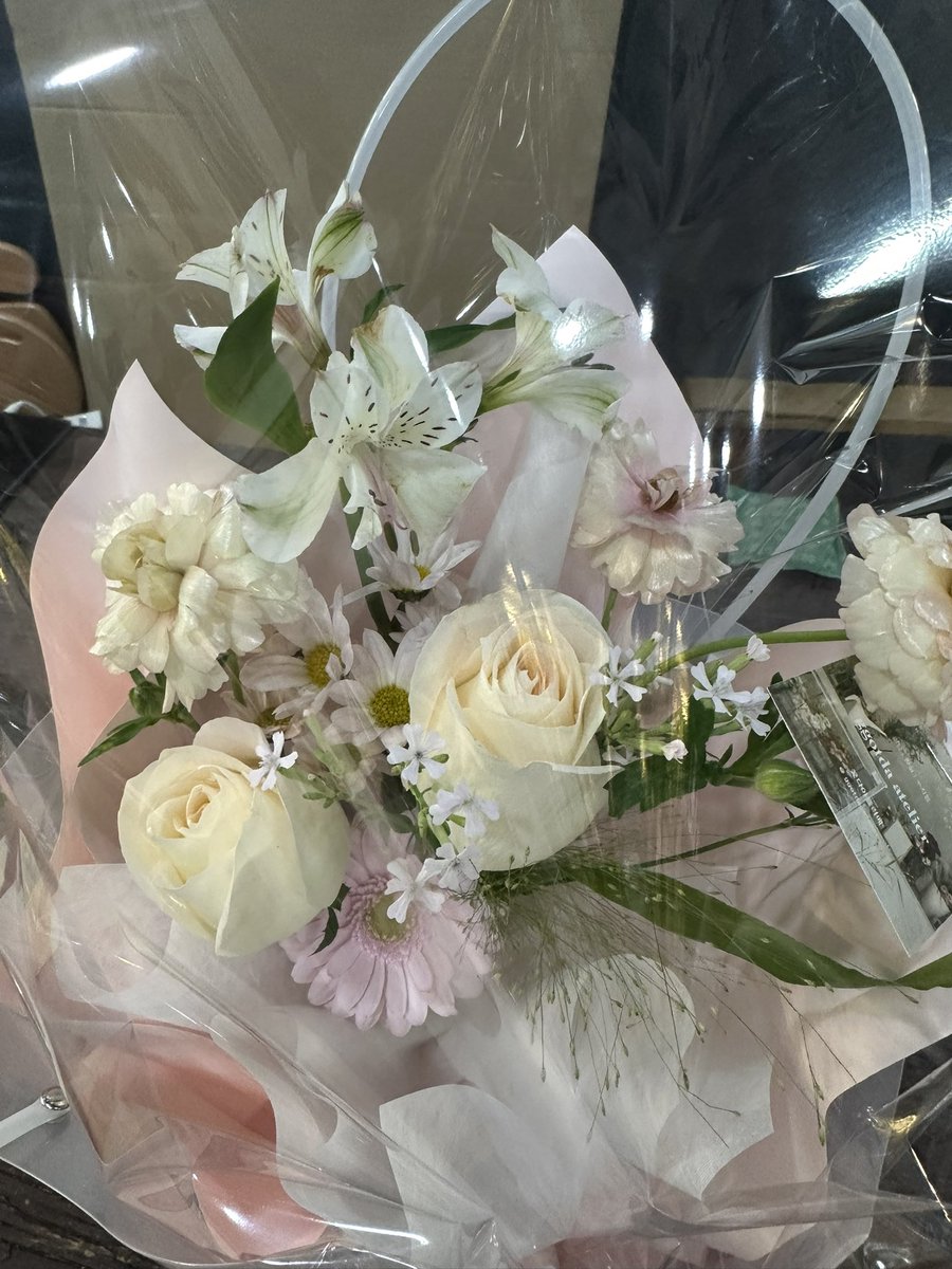 내일 행사가 있어서 꽃다발 예약하고 찾으러 갔다가 김서방 퇴근시간에 맞춰서 신랑 회사 도착
기다리는 10분 사이에 차 배터리 방전 ㅋㅋㅋ
교체할때가 됐다더니~ 당황스럽구만