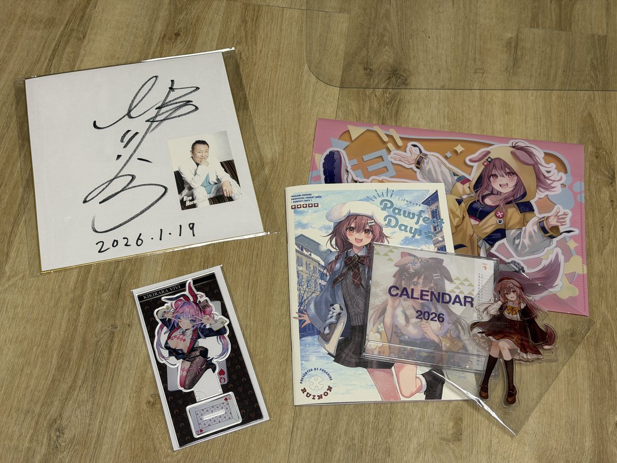 直近に買った物が一気に届いた。堀川りょうさんのサイン色紙。写真の所