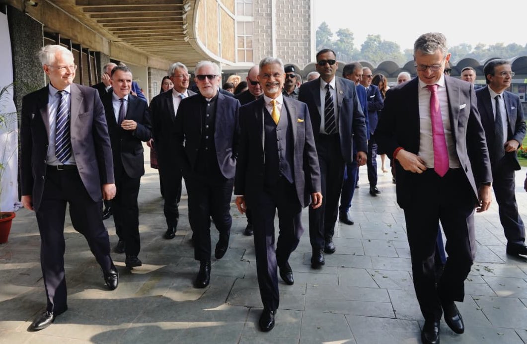 DrSJaishankar's tweet image. Pleased to interact with the Ambassadors from EU countries today.

Spoke to them about the current state of the world with volatility and instability as the new normal.

Made a case for stronger 🇮🇳-🇪🇺 relations that will: 

➡️ Derisk the world economy by cooperating on resilient…