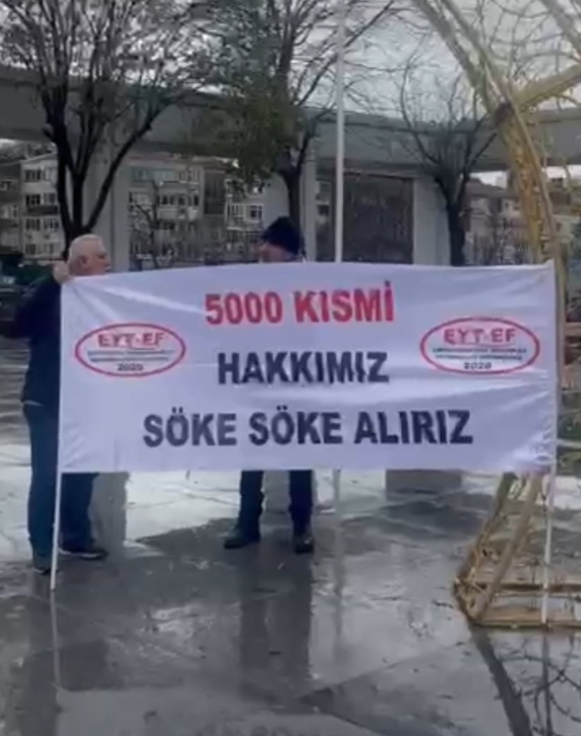 eminesabir's tweet image. AKP–MHP iktidarı;
Meclis çoğunluğunu kullanarak aldığı kararlarla Türkiye’de Emekliliği bir hak olmaktan çıkarmış,
📌Emeklileri sistemli biçimde yoksulluğa ve çaresizliğe mahkum etmiştir.

#AkpMhpEmekliyiBitirdi
#5000KısmiHükümetinEseri