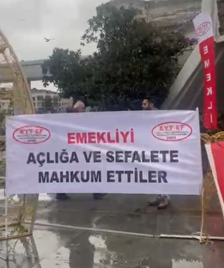 eminesabir's tweet image. AKP–MHP iktidarı;
Meclis çoğunluğunu kullanarak aldığı kararlarla Türkiye’de Emekliliği bir hak olmaktan çıkarmış,
📌Emeklileri sistemli biçimde yoksulluğa ve çaresizliğe mahkum etmiştir.

#AkpMhpEmekliyiBitirdi
#5000KısmiHükümetinEseri