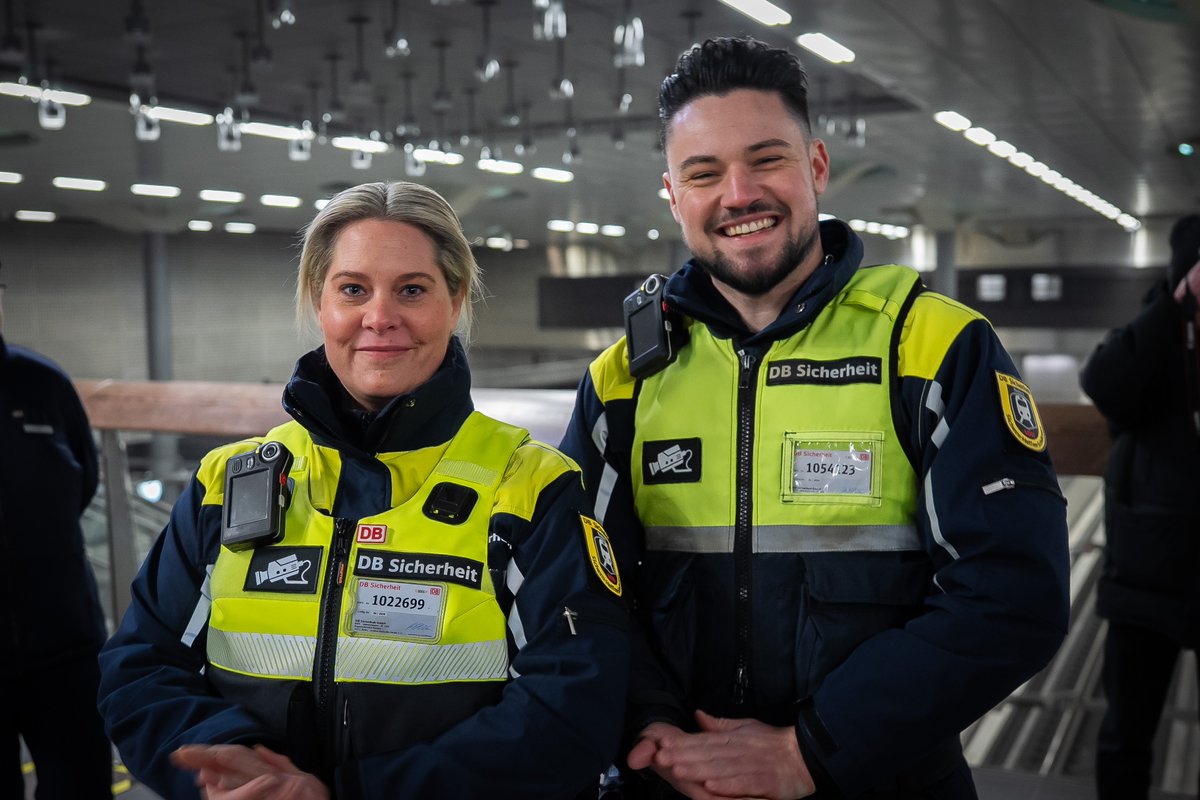 BMV's tweet photo. @pschieder & Evelyn Palla haben das #Sofortprogramm der #DB für „Mehr Sicherheit und Sauberkeit an Bahnhöfen“ vorgestellt. "Nur wenn wir alle öffentlichen Orte, wie Bahnhöfe, wertschätzen, können wir diese in einem Zustand erhalten, den wir uns alle wünschen!", so Schnieder.