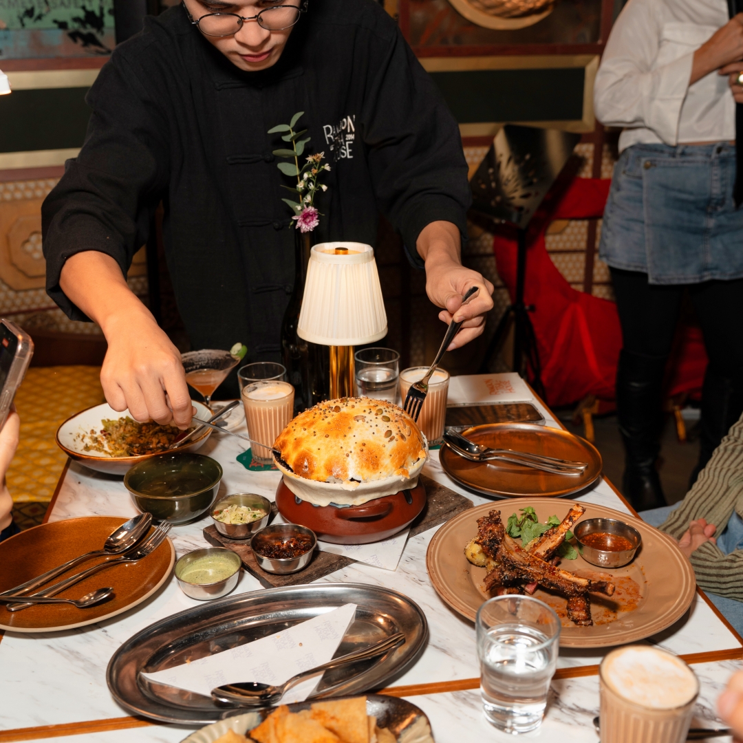 Rangoon Tea House 🫖🇲🇲 ไม่ต้องบินไปถึงเมียนมา เพราะโรงน้ำชาย่างกุ้งอยู่ใกล้แค่ไอคอนสยามนี่เอง
.
📌 ชั้น G, ICONSIAM
รีวิว->shorturl.asia/bIrlY
.
#RangoonTeaHouse #RangoonTeaHouseBangkok #RTHBangkok #tamagofreemag #tamagoonline