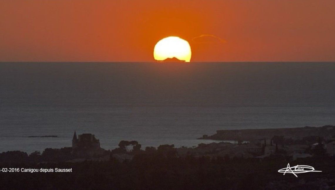 TowaYowaIowa's tweet image. Deux soirs par an, (fin octobre/début novembre et mi-fevrier) un phénomène optique et un bon alignement du soleil permettent de voir le massif du Canigou dans les Pyrénées depuis les Calanques de Marseille, à une distance de plus de 260 kilomètres.