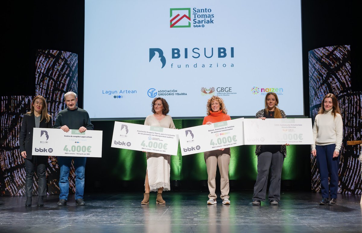 Atzo <a href="/SalaBBK/">Sala BBK</a>-n 2025eko Santo Tomaseko sari-banaketa ospatu genuen.

Tokiko produktuaren bikaintasuna aitortu dugu hainbat kategoriatan. Gainera, posturik onenari, ekoizle gazteari eta <a href="/BBK_azoka/">BBK azoka</a>-n egindako ibilbide luzeenari aipamenak egin genizkien.

Zorionak saridun guztioi 👏