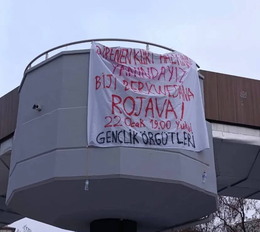 sgdfiletisim8's tweet photo. Ankara | 
Kobanê düşmedi, düşmeyecek! 

Tüm gençliğe çağrımızdır: IŞİD artığı cihatçı HTŞ çetelerinin ve işbirlikçilerinin saldırılarına karşı Rojava Devrimimizi sokaklarda savunalım. 

Bugün saat 19.00'da Yüksel Caddesi'nde eylemdeyiz. 
#DefendRojava https://t.co/6zKTcI3J2l