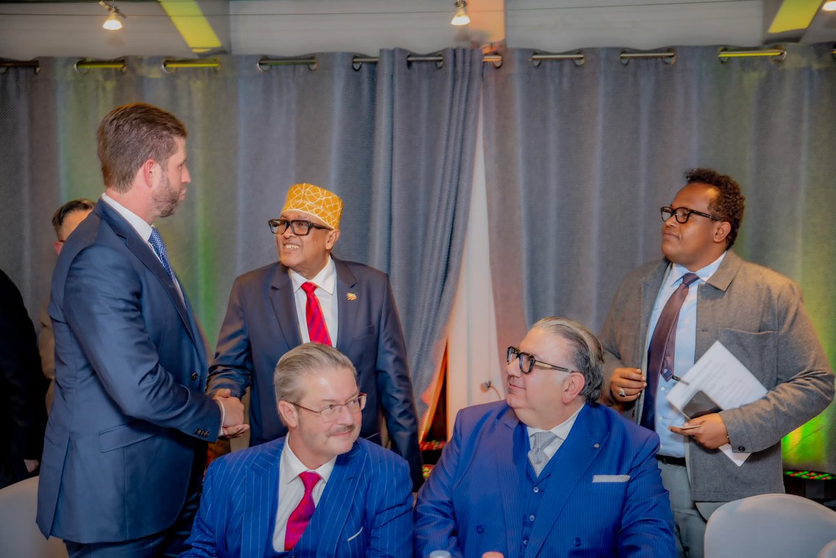 Huseindeyr's tweet image. Madaxweynaha Jamhuuriyadda Somaliland waxa uu Madaxweynaha dalka Israa’iil u caddeeyey in Jamhuuriyadda Somaliland ay tahay saaxiib dhab ah oo la isku hallayn karo, dadkiisuna aanay weligood illaawin cid kasta oo abaal u gasha.