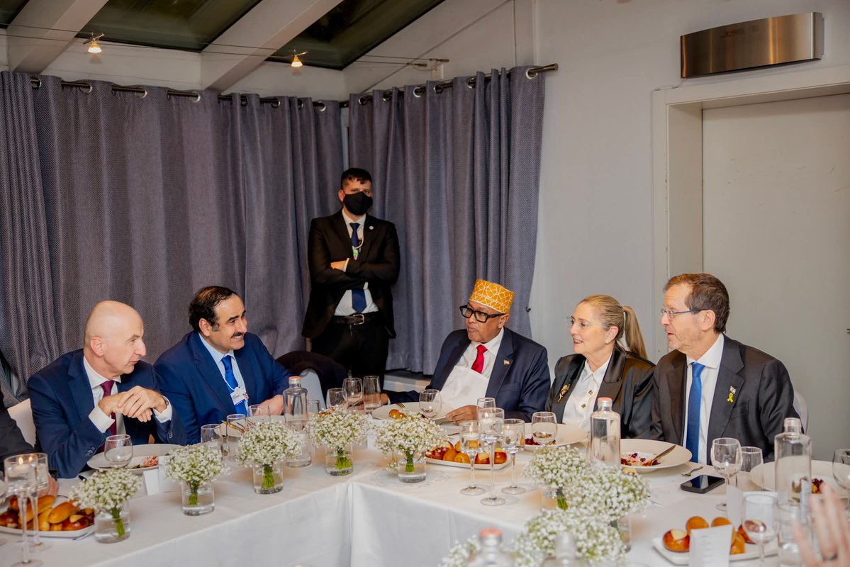 Huseindeyr's tweet image. Madaxweynaha Jamhuuriyadda Somaliland waxa uu Madaxweynaha dalka Israa’iil u caddeeyey in Jamhuuriyadda Somaliland ay tahay saaxiib dhab ah oo la isku hallayn karo, dadkiisuna aanay weligood illaawin cid kasta oo abaal u gasha.