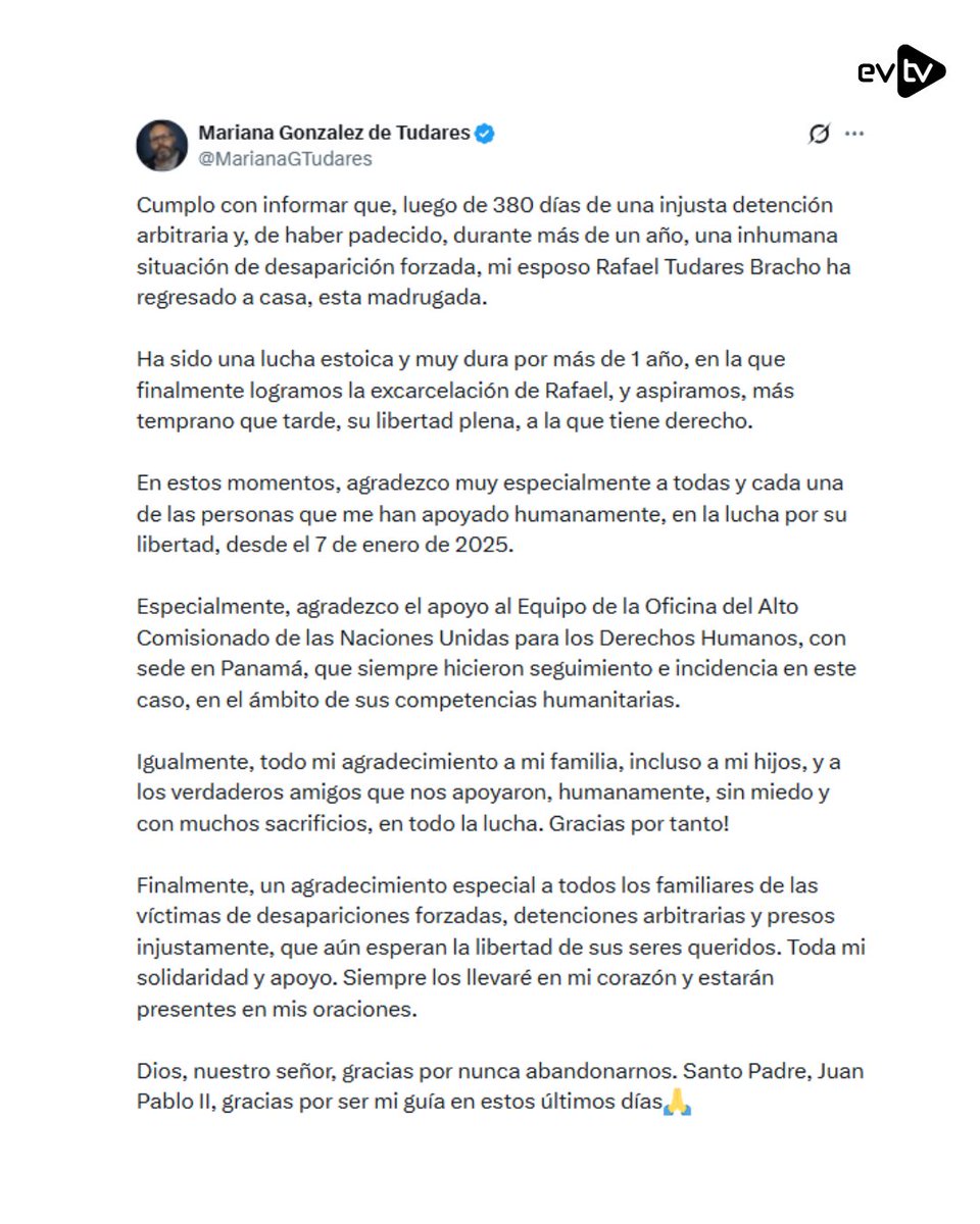 EVTVMiami's tweet photo. 🇻🇪🕊️ Excarcelan a Rafael Tudares tras más de un año secuestrado por el régimen

🇻🇪 La madrugada de este #22Ene, Rafael Tudares Bracho, yerno del presidente electo, @EdmundoGU, fue excarcelado tras más de un año de detención arbitraria bajo el régimen chavista, informó su esposa, Mariana González, en redes sociales. Tudares había estado preso desde el 7 de enero de 2025, en un caso que su familia denunció como injusto y político.

🗣️ “Luego de 380 días de una injusta detención arbitraria y una inhumana desaparición forzada, mi esposo ha regresado a casa esta madrugada”, escribió @MarianaGTudares en X, destacando que fue una lucha dura que finalmente logró su excarcelación. Aunque volvió a salir de prisión, aún aspiran a que se restituya completamente su libertad, que consideran un derecho.

#NoticiasEVTV #Venezuela #PresosPolíticos #RafaelTudares #EdmundoGonzález #Chavismo #DerechosHumanos