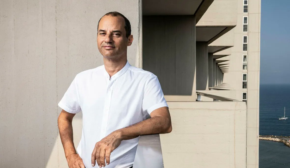 YZaatreh's tweet image. هذا هو المليارير الإسرائيلي الذي اختاره ترامب لـ"المجلس التنفيذي لغزة"..

من تقرير طويلة لـ"هآرتس" عنه:

"يشارك ياكير غاباي في استثمارات عالمية في العقارات والفنادق والتكنولوجيا المتقدمة، بما في ذلك من خلال صناديق استثمار خاصة. ويقضي وقته بين إسرائيل وميامي ولندن وقبرص. تربطه…