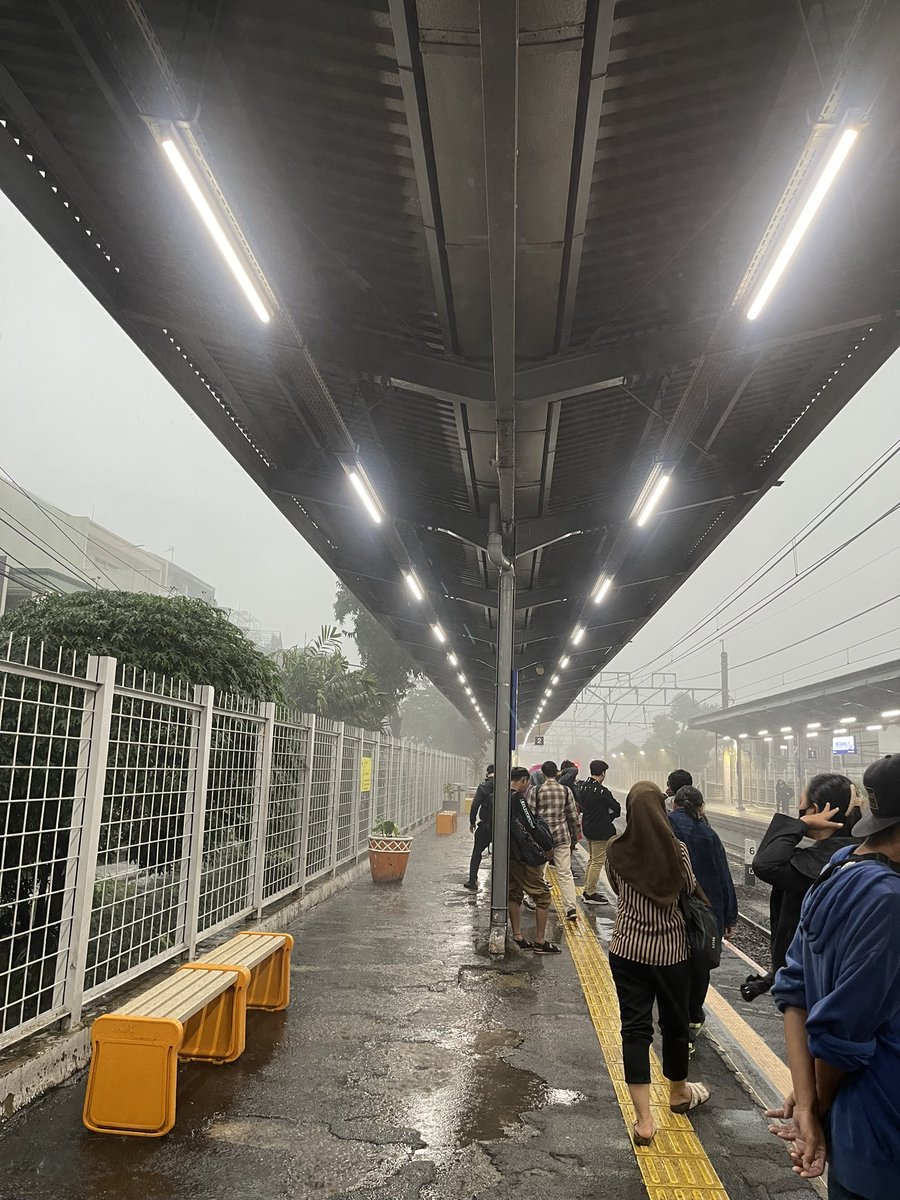 Renov dah min atap2 stasiun, gak guna bgt kalo ujan. Orang tetep keujanan <a href="/CommuterLine/">KAI Commuter</a>