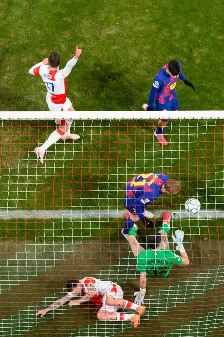 🇪🇺 SBOHEM!

Arrivano verdetti importanti da questa settima giornata di Champions League: dopo Kairat Almaty, Villarreal ed Eintracht Francoforte, anche lo Slavia Praga saluta la competizione.

Un’eliminazione prevedibile, figlia di una league phase compromessa già dal sorteggio.