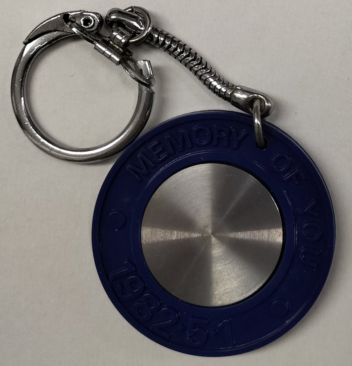 本日入荷のアイドルグッズから。 中森明菜のファンクラブキーホルダー