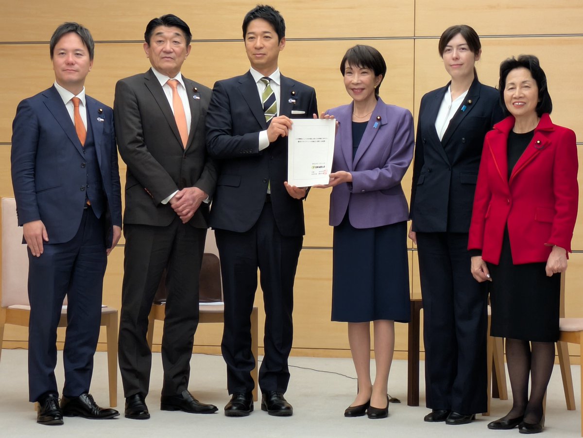本日は、外国人政策に関し、自民党、そして日本維新の会からそれぞれ御提言を頂きました。

自民党からは、新藤義孝本部長はじめ、「外国人政策本部」の皆様が来訪され、出入国・在留管理等の適正化と外国人の受入れ、外国人制度の適正化、安全保障と土地法制等を内容とする詳細な御提言を頂きました。