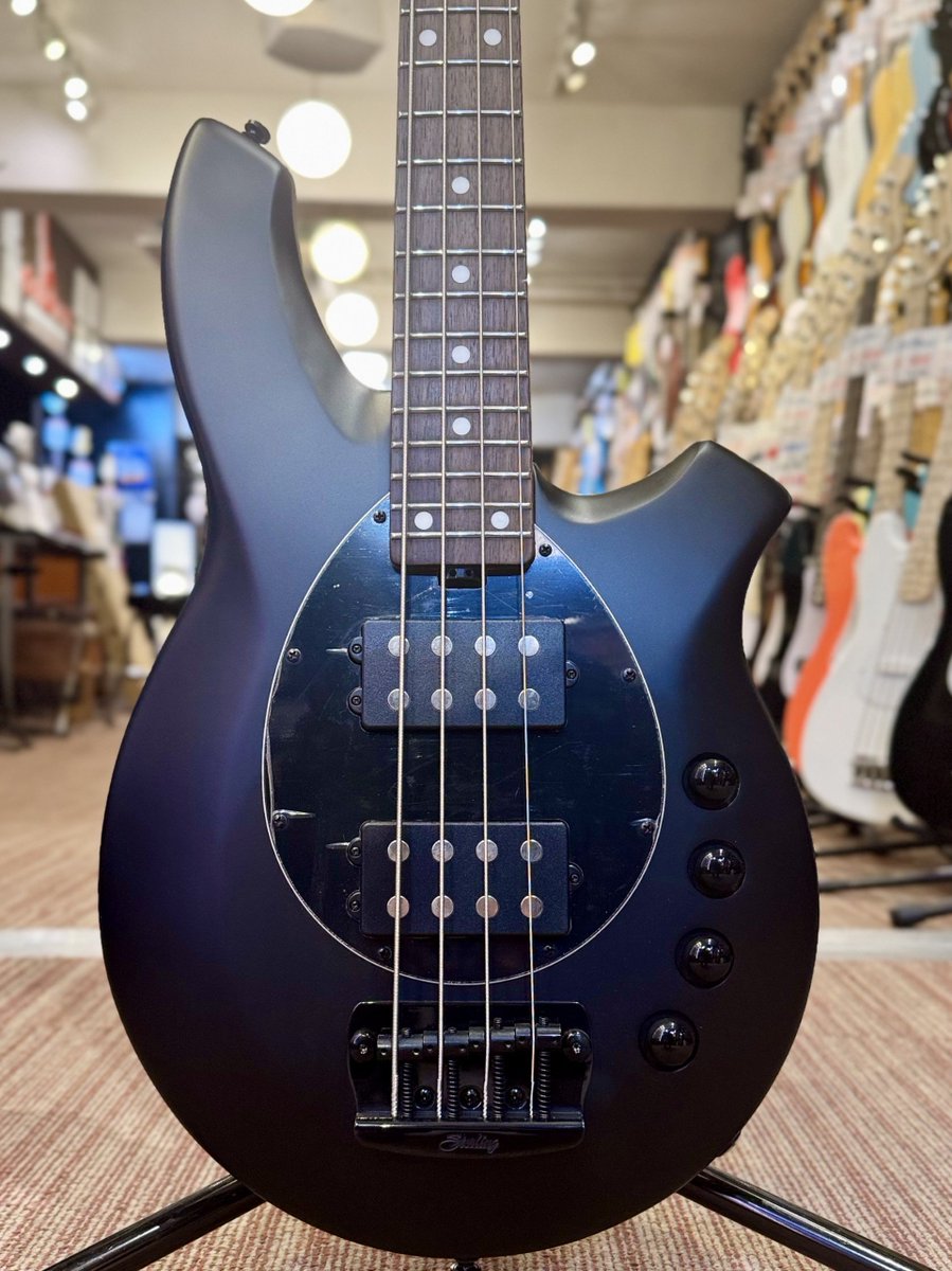 basshouse_tokyo's tweet image. 【入荷情報】
#Sterling by MUSICMAN Bongo (Stealth Black)入荷！✨

高いコストパフォーマンスを誇る、スターリン製ボンゴが再入荷！
斬新なボディシェイプとパンチのあるサウンドは唯一無二！
極少数の入荷となりますので気になった方はお早めに🏃🏃

🔻商品詳細はコチラ🔻
ikebe-gakki.com/Form/Product/P…