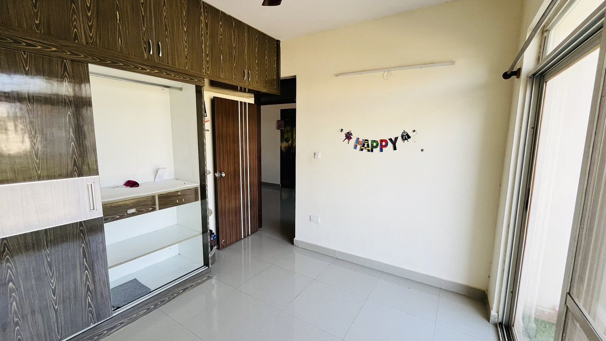 abhiator_'s tweet photo. The flat is in 2nd floor in a society with parking, security and lifts. The flat has a TV, PS5, washing machine, purifier belonging to me and available to use by all, and a sofa-set, fridge, microwave belonging to a friend who will take these away in march. https://t.co/LFR6eDQD9e