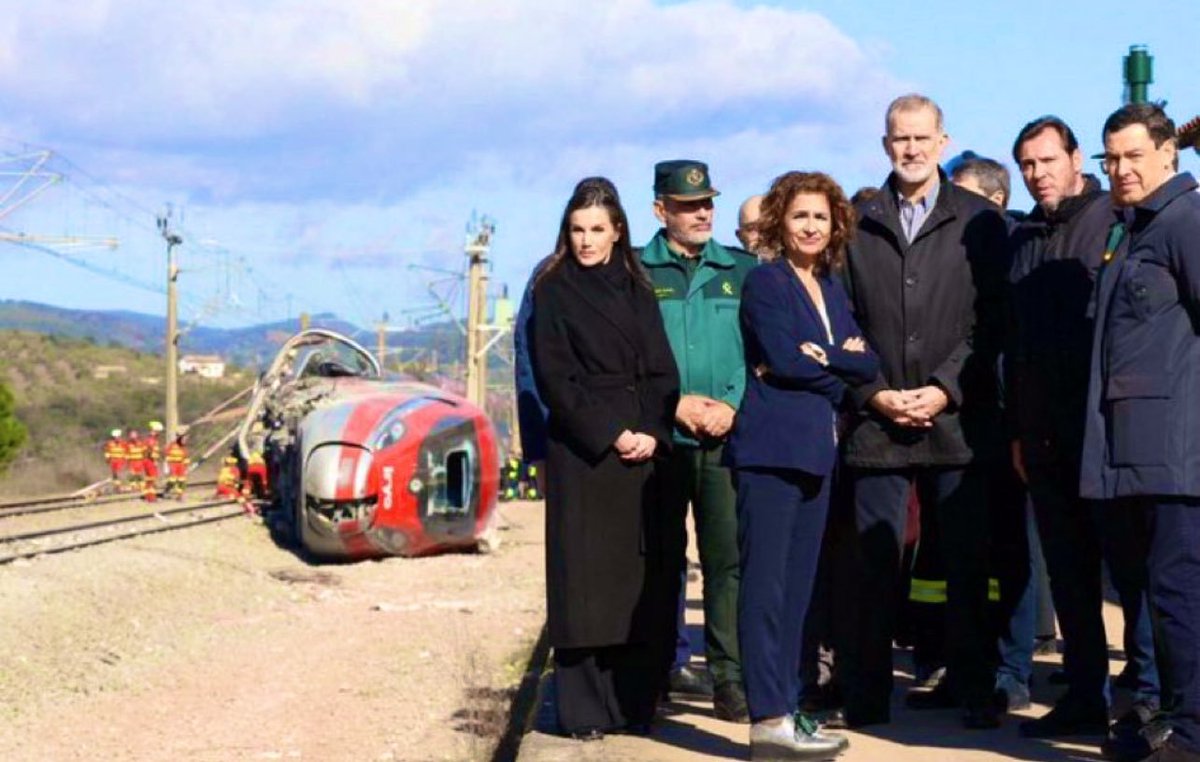 WillyTolerdoo's tweet image. Puede ser una de las fotos más lamentables de la Historia de España