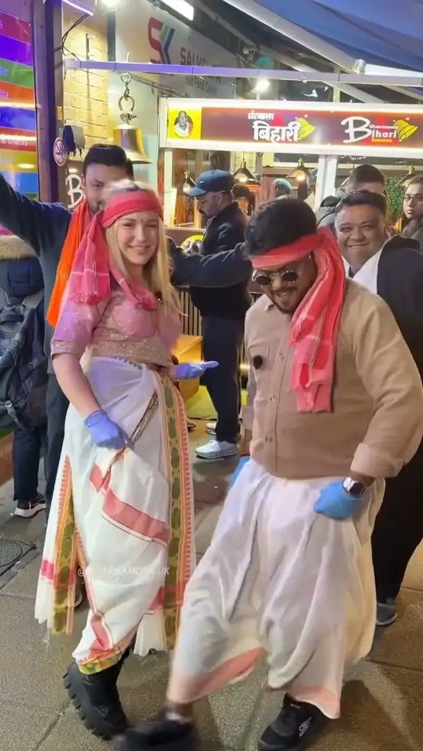 Bharatramsena's tweet image. “We’ll bring the girl from London,
play the DJ all night long” 

These lines perfectly fit the London-based Bihari samosa seller going viral these days.

What’s special this time is that
he’s got a Goriya Devi with him 
making samosas with full energy,
serving customers, and…