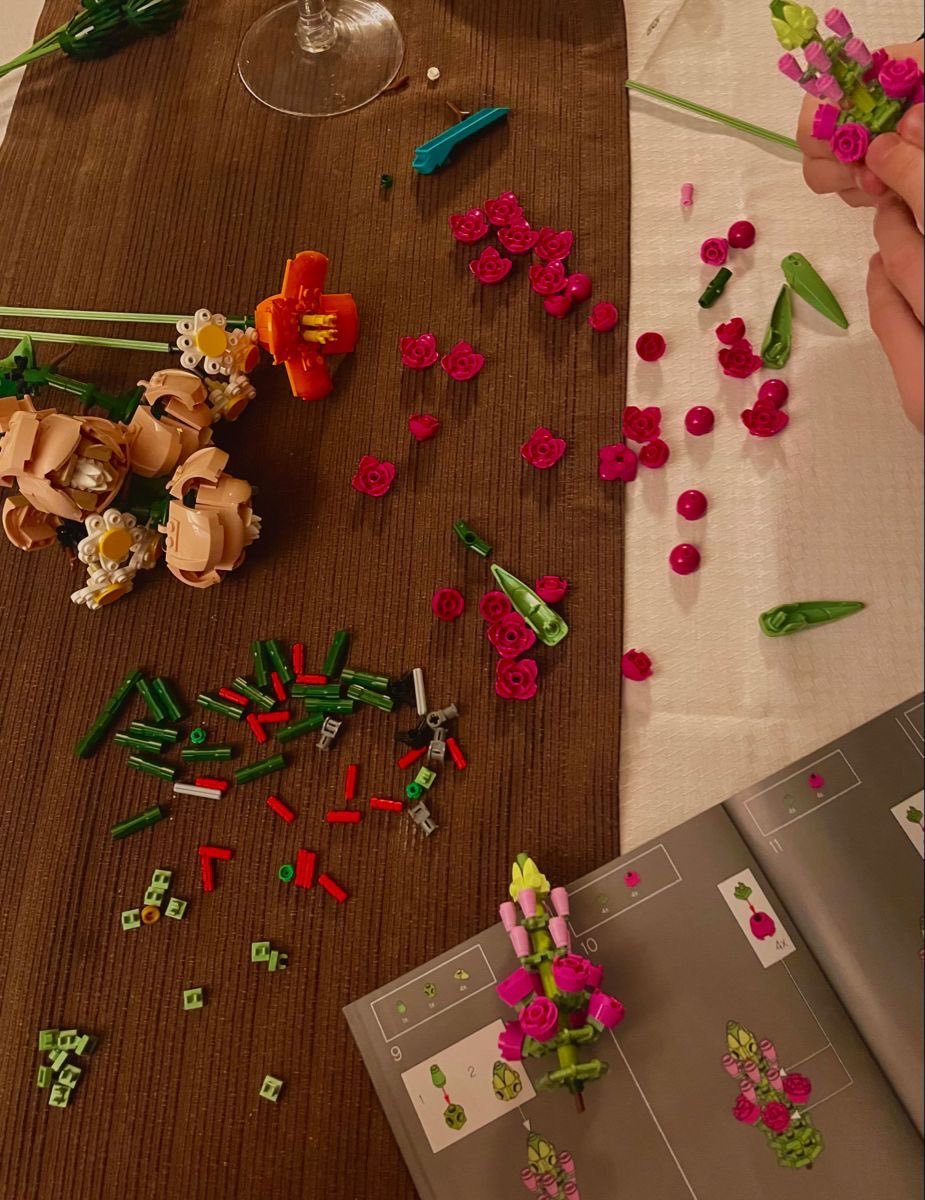 heart_jpg's tweet image. date concept: building a lego flowers bouquet